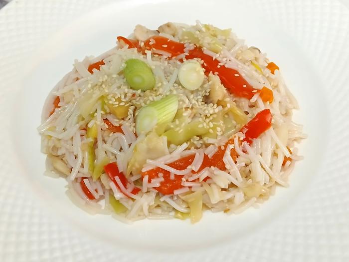 Rýžové nudle s restovanou zeleninou a rybou na ústřicové omáčce – Snadné recept z Thajsko kuchyně, hotový za Do 30 minut